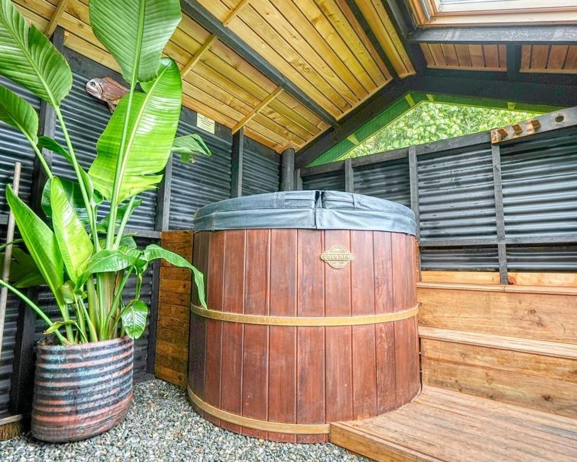 Paparoa Beach Hideaway With Hot Tub Barrytown Exteriér fotografie